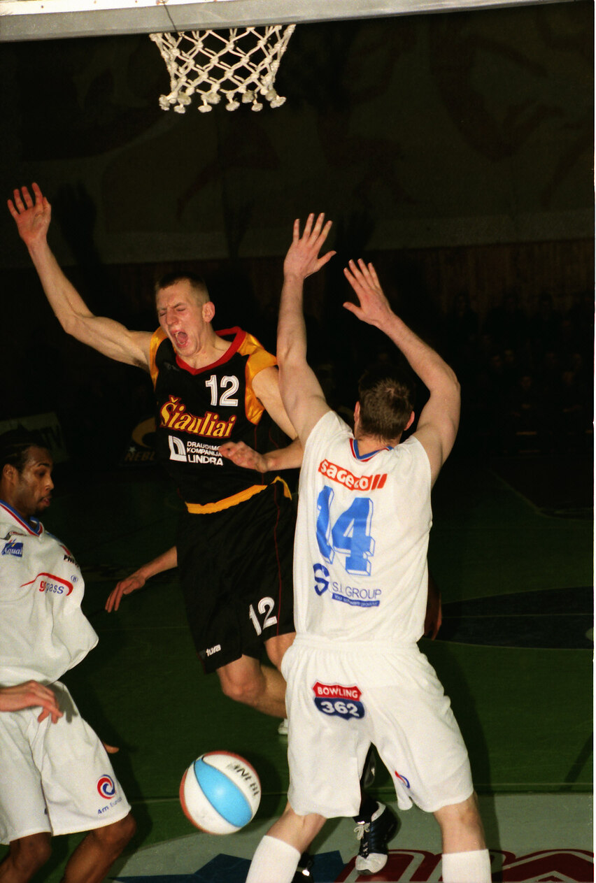 2001-12-12 Šiauliai - Go Pass